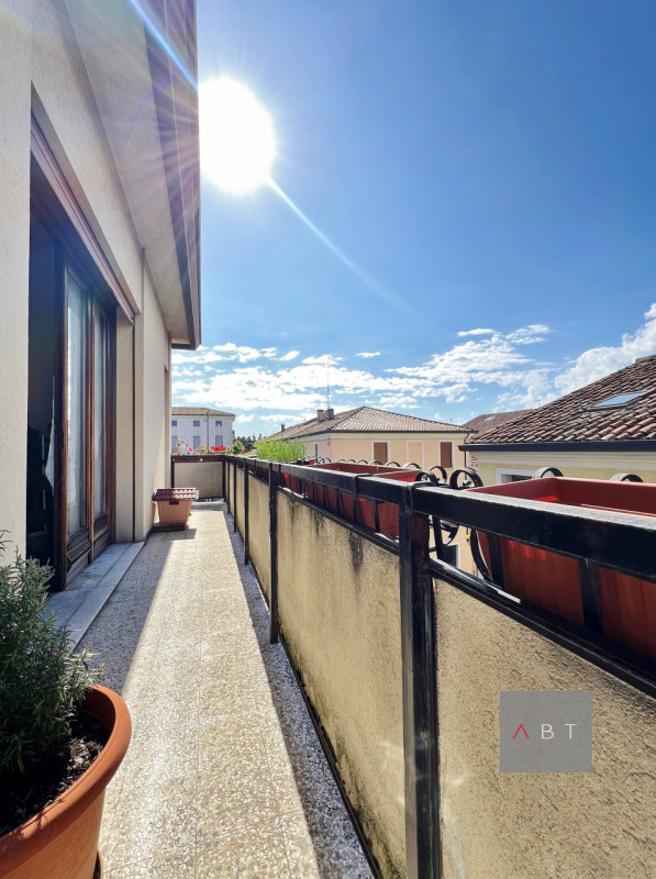 Appartamento situato in centro storico di fronte a Piazza G. Scalco, al piano secondo in contesto...