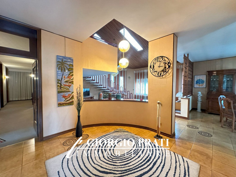 Casa singola in vendita a Bassano del Grappa, con una superficie utile di oltre mq 500 suddivisa ...