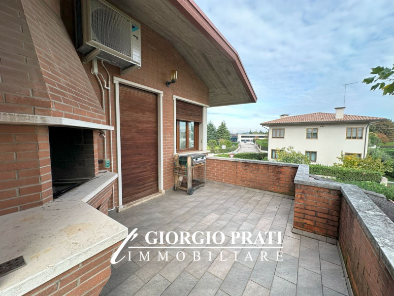 Casa singola in vendita a Bassano del Grappa, con una superficie utile di oltre mq 500 suddivisa ...