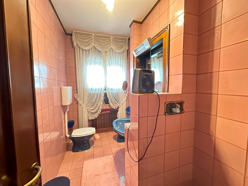 Casa singola in vendita a Bassano del Grappa, con una superficie utile di oltre mq 500 suddivisa ...