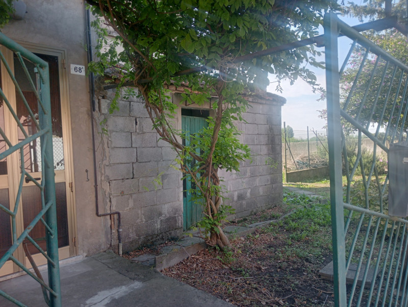 Codigoro - Via interna e tranquilla del paese, per chi ama la pace e la tranquillità, spaziosa ca...