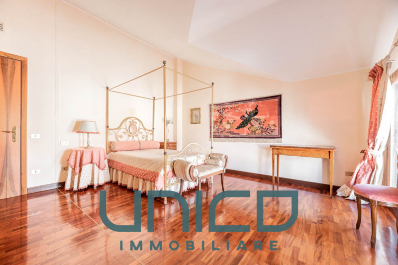 Padova - Zona P.za Mazzini
DA SUBITO
Affittasi appartamento signorile di 210 mq calpestabili, sit...