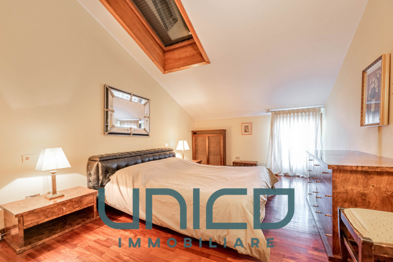 Padova - Zona P.za Mazzini
DA SUBITO
Affittasi appartamento signorile di 210 mq calpestabili, sit...