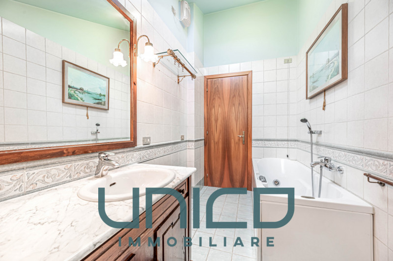 Padova - Zona P.za Mazzini
DA SUBITO
Affittasi appartamento signorile di 210 mq calpestabili, sit...