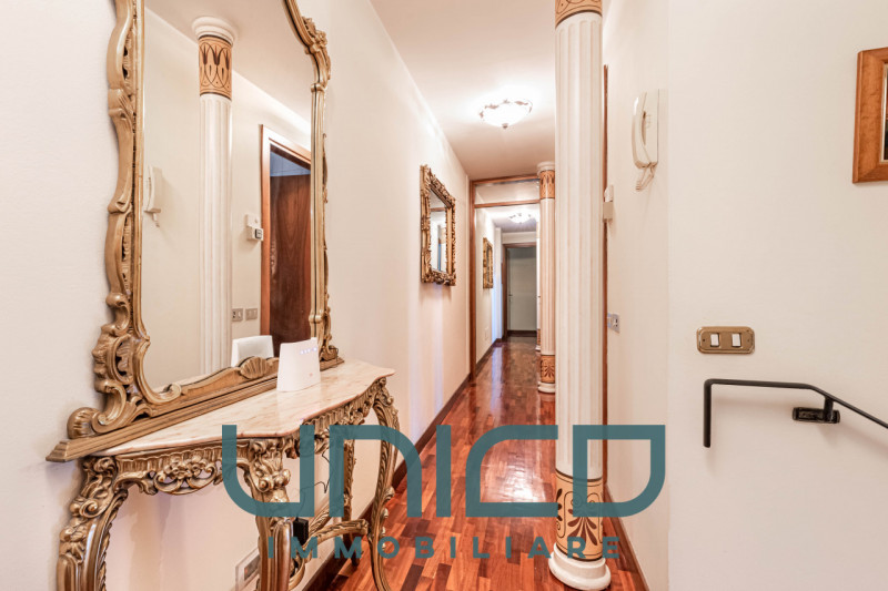 Padova - Zona P.za Mazzini
DA SUBITO
Affittasi appartamento signorile di 210 mq calpestabili, sit...