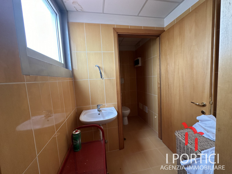 Ciao, sono un negozio situato al piano primo in una zona industriale a Mogliano Veneto, e sono pr...