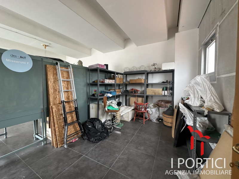 Ciao, sono un negozio situato al piano primo in una zona industriale a Mogliano Veneto, e sono pr...