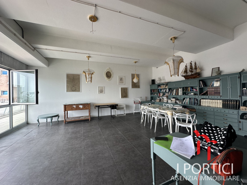 Ciao, sono un negozio situato al piano primo in una zona industriale a Mogliano Veneto, e sono pr...