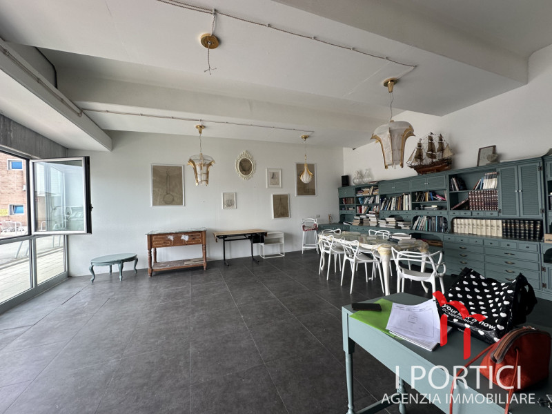 Ciao, sono un negozio situato al piano primo in una zona industriale a Mogliano Veneto, e sono pr...