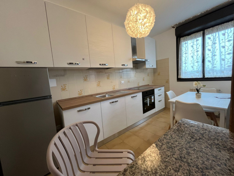 Padova (Arcella-S.Carlo): in appartamento all'ultimo piano fornito da ascensore, stanze ad uso si...