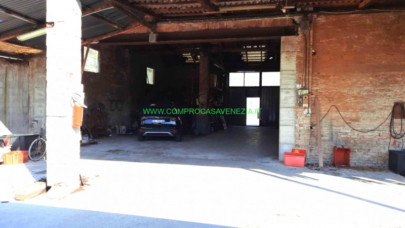 Proponiamo in vendita un ampio capannone situato in una zona strategica vicino al centro di Casal...