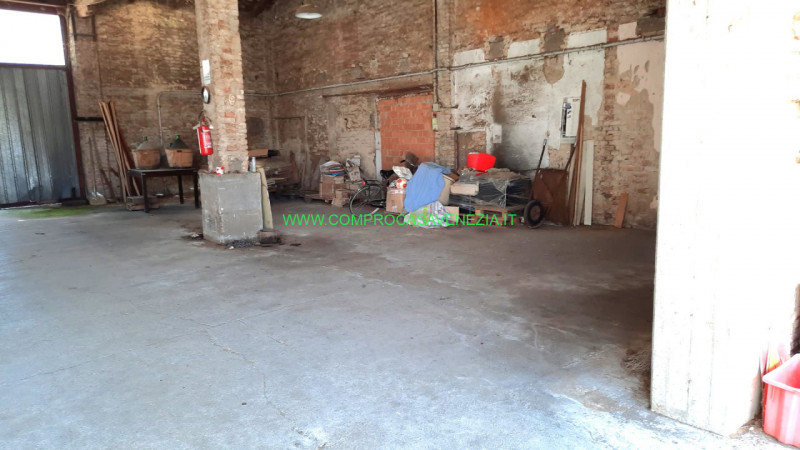 Proponiamo in vendita un ampio capannone situato in una zona strategica vicino al centro di Casal...