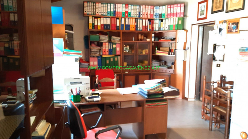 Proponiamo in vendita un ampio capannone situato in una zona strategica vicino al centro di Casal...