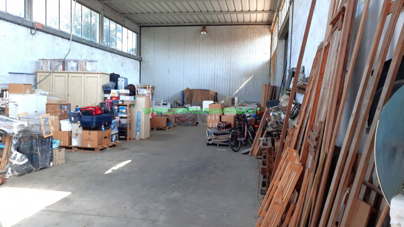 Proponiamo in vendita un ampio capannone situato in una zona strategica vicino al centro di Casal...