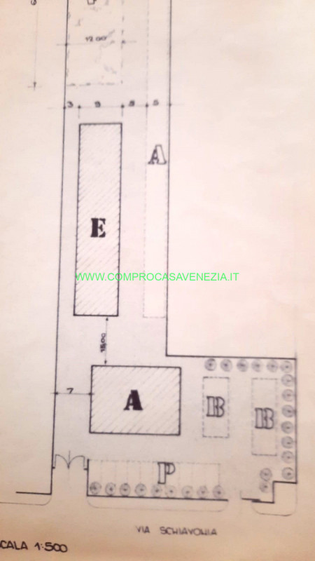 Proponiamo in vendita un ampio capannone situato in una zona strategica vicino al centro di Casal...