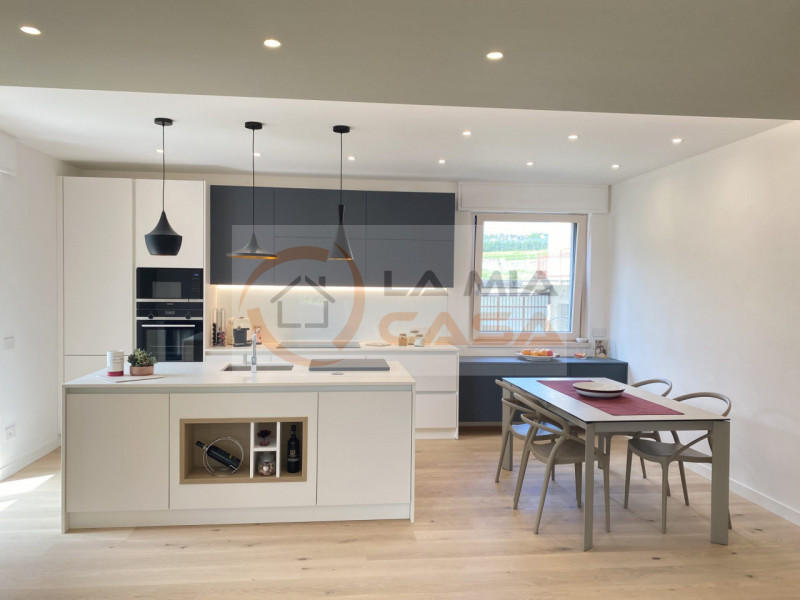 CAMPOLONGO MAGGIORE - in zona centrale abitazione bifamiliare di nuova costruzione corredata di t...