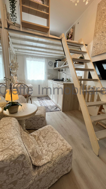 Affittasi bellissimo e funzionale monolocale per single situato nella rinomata zona delle Piazze,...