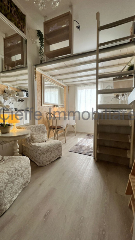 Affittasi bellissimo e funzionale monolocale per single situato nella rinomata zona delle Piazze,...