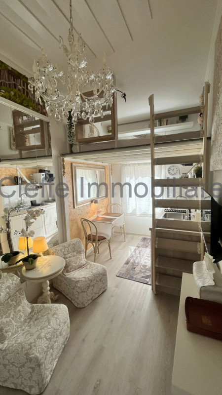 Affittasi bellissimo e funzionale monolocale per single situato nella rinomata zona delle Piazze,...