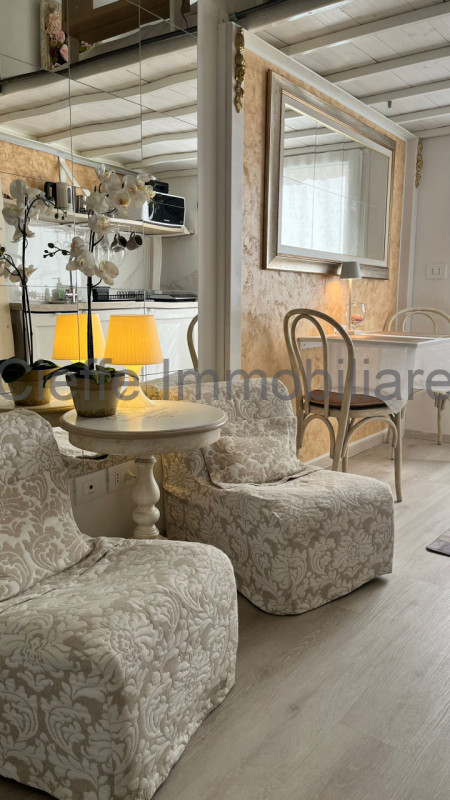 Affittasi bellissimo e funzionale monolocale per single situato nella rinomata zona delle Piazze,...