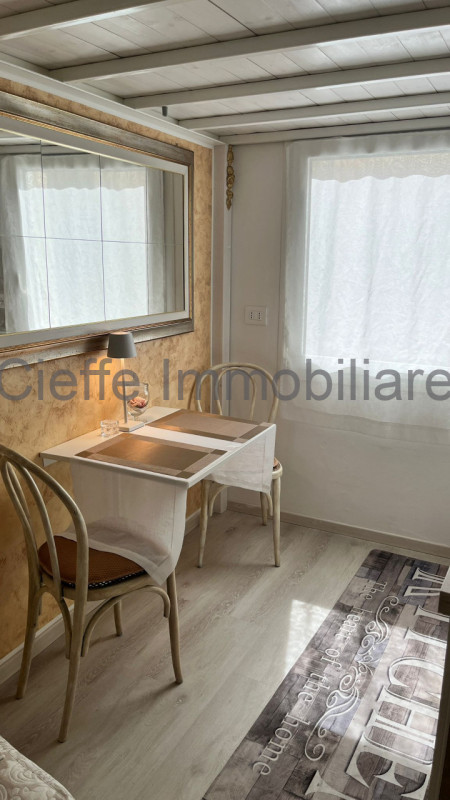 Affittasi bellissimo e funzionale monolocale per single situato nella rinomata zona delle Piazze,...