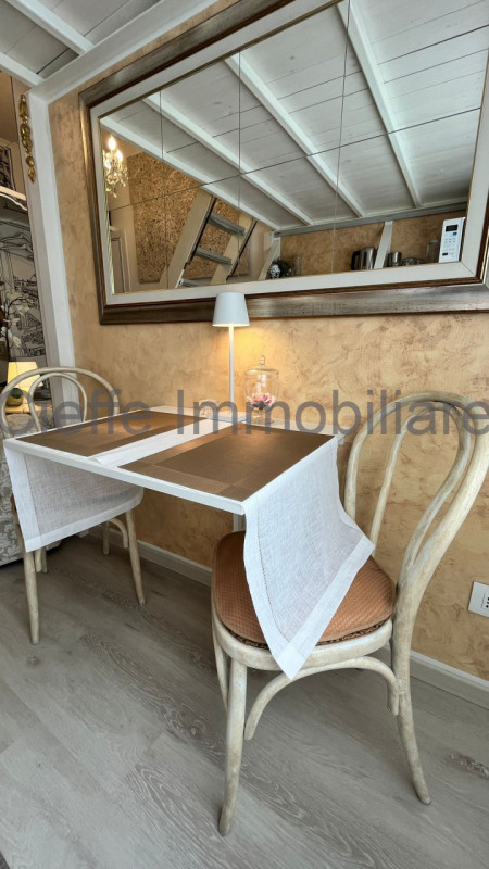 Affittasi bellissimo e funzionale monolocale per single situato nella rinomata zona delle Piazze,...
