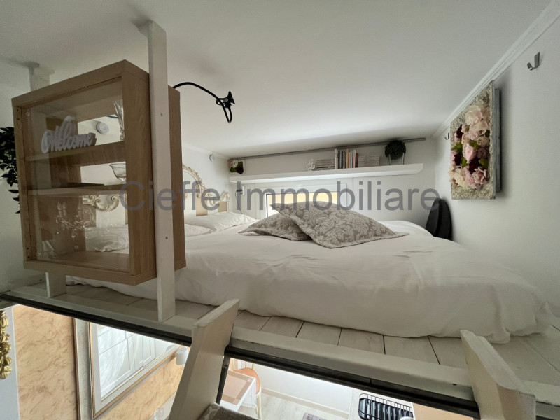 Affittasi bellissimo e funzionale monolocale per single situato nella rinomata zona delle Piazze,...
