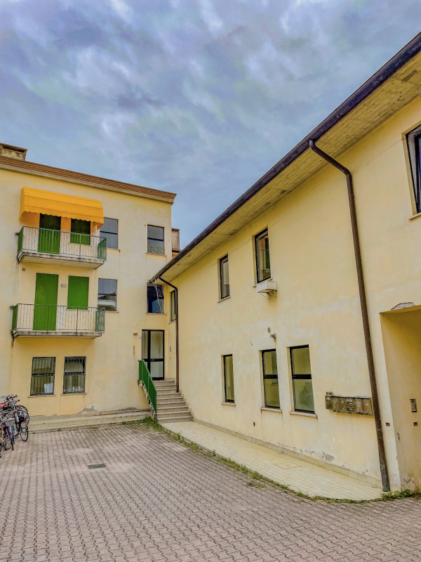 Nel cuore pulsante di Thiene, a pochi passi dalla stazione ferroviaria e vicinissimo a tutti i se...