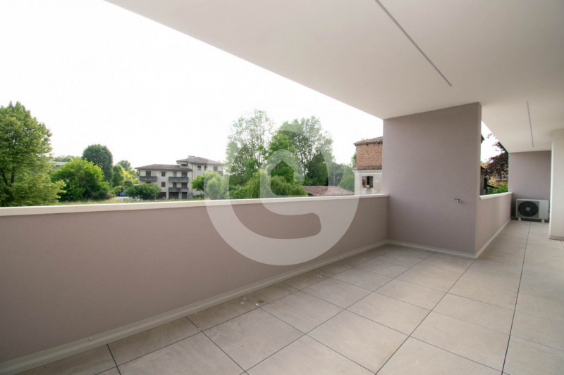 Situato nel centro di Santa Giustina in Colle, questo appartamento pentalocale di 140 mq interni ...