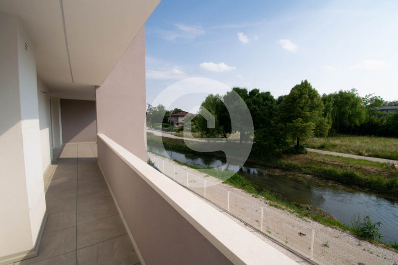 Situato nel centro di Santa Giustina in Colle, questo appartamento pentalocale di 140 mq interni ...