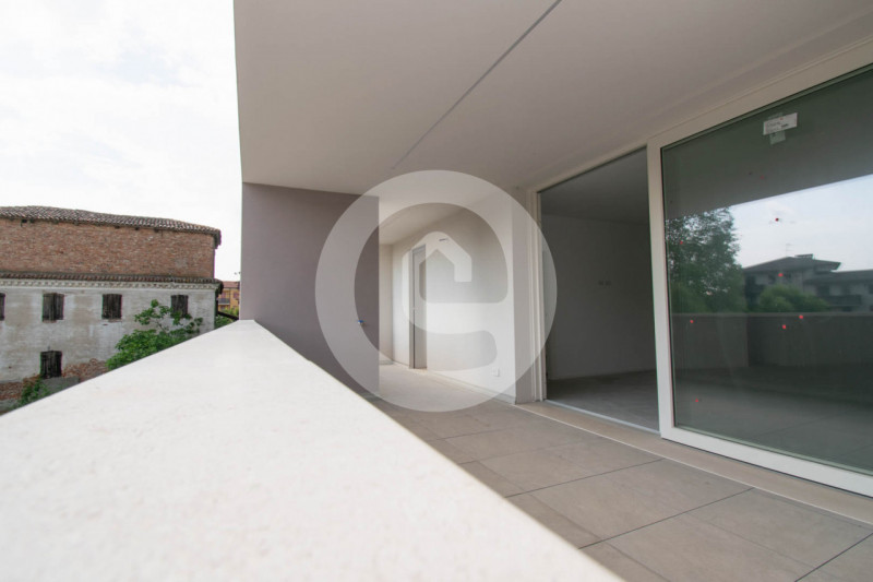 Situato nel centro di Santa Giustina in Colle, questo appartamento pentalocale di 140 mq interni ...