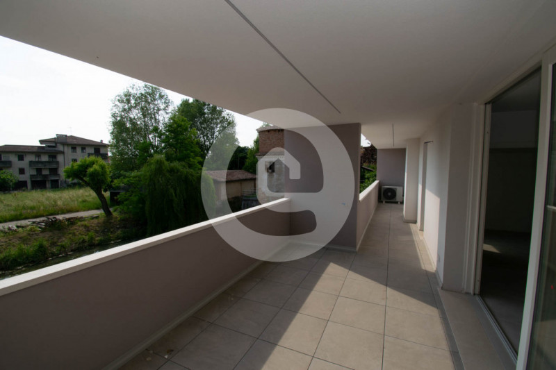 Situato nel centro di Santa Giustina in Colle, questo appartamento pentalocale di 140 mq interni ...