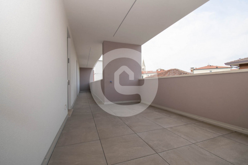 Situato nel centro di Santa Giustina in Colle, questo appartamento pentalocale di 140 mq interni ...