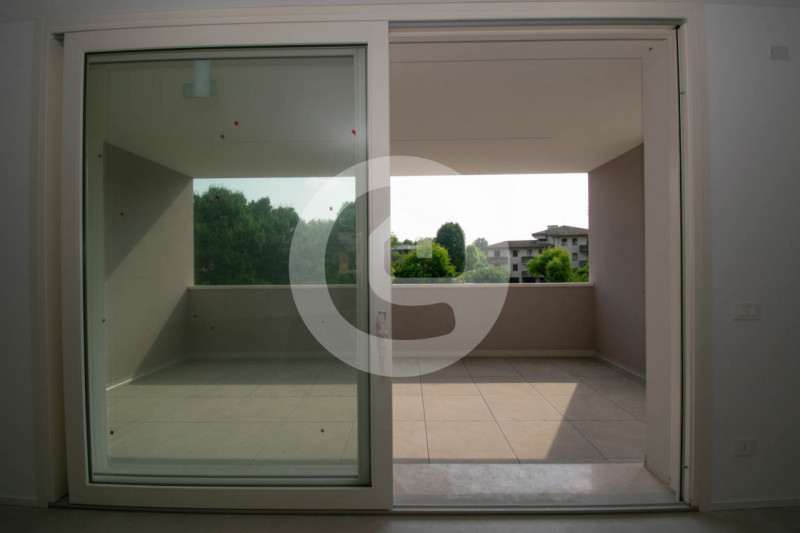 Situato nel centro di Santa Giustina in Colle, questo appartamento pentalocale di 140 mq interni ...