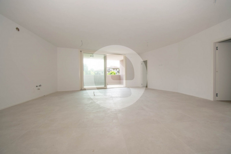 Situato nel centro di Santa Giustina in Colle, questo appartamento pentalocale di 140 mq interni ...