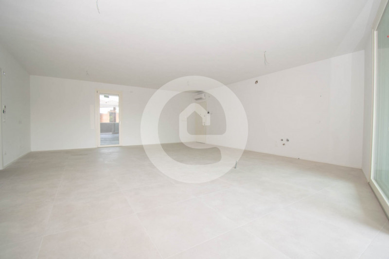 Situato nel centro di Santa Giustina in Colle, questo appartamento pentalocale di 140 mq interni ...