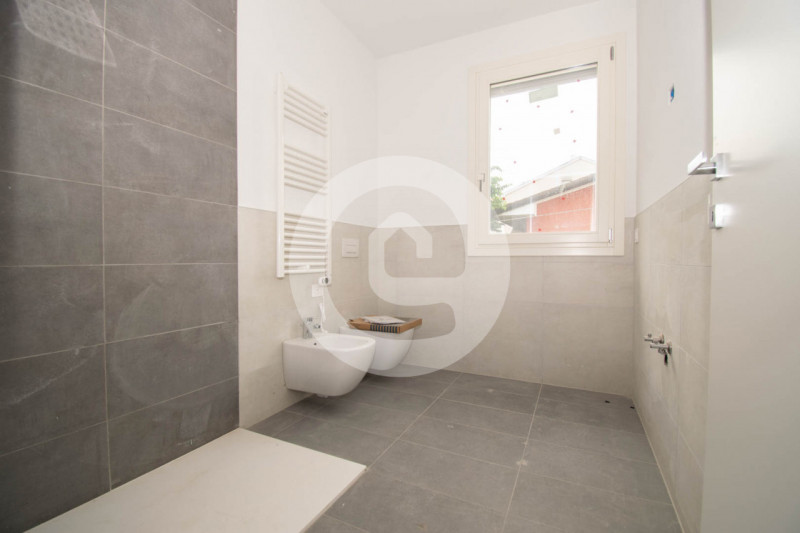 Situato nel centro di Santa Giustina in Colle, questo appartamento pentalocale di 140 mq interni ...