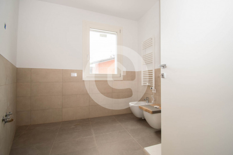 Situato nel centro di Santa Giustina in Colle, questo appartamento pentalocale di 140 mq interni ...