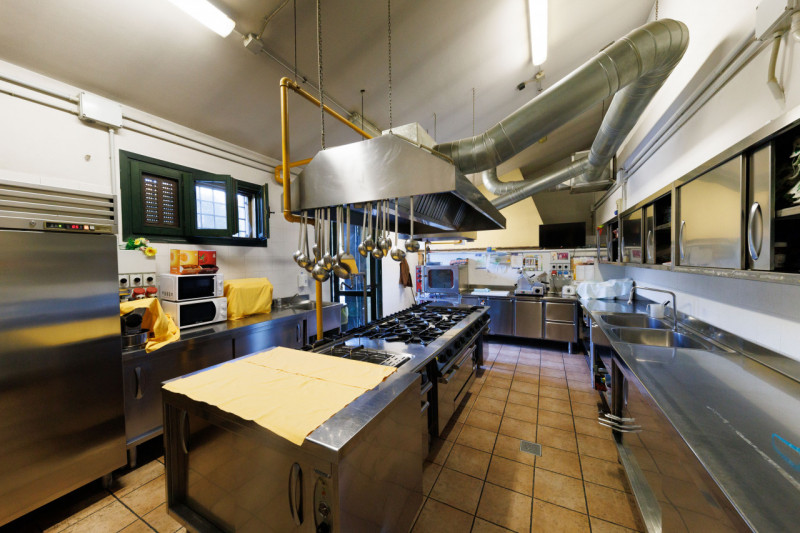 Proponiamo in vendita a Baone, in un bellissimo contesto verdeggiante, suggestivo rustico attualm...