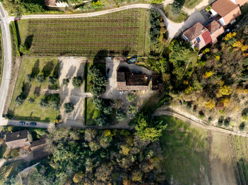 Proponiamo in vendita a Baone, in un bellissimo contesto verdeggiante, suggestivo rustico attualm...