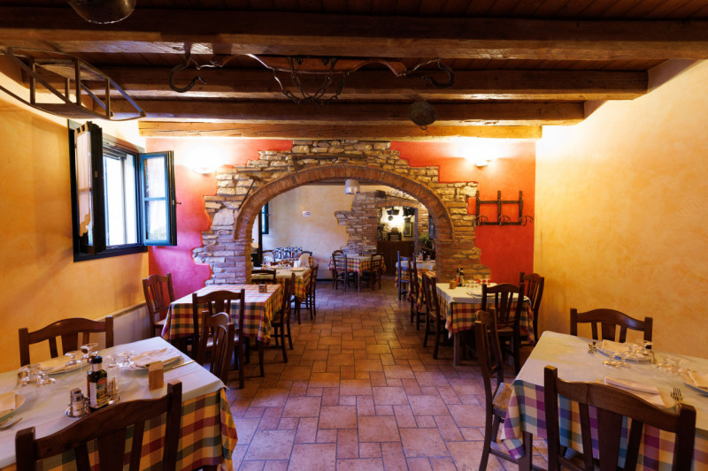 Proponiamo in vendita a Baone, in un bellissimo contesto verdeggiante, suggestivo rustico attualm...