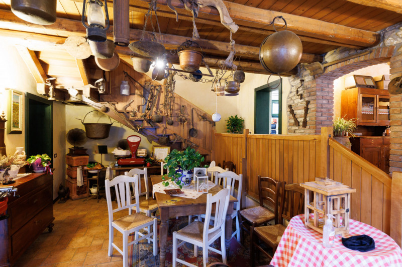 Proponiamo in vendita a Baone, in un bellissimo contesto verdeggiante, suggestivo rustico attualm...