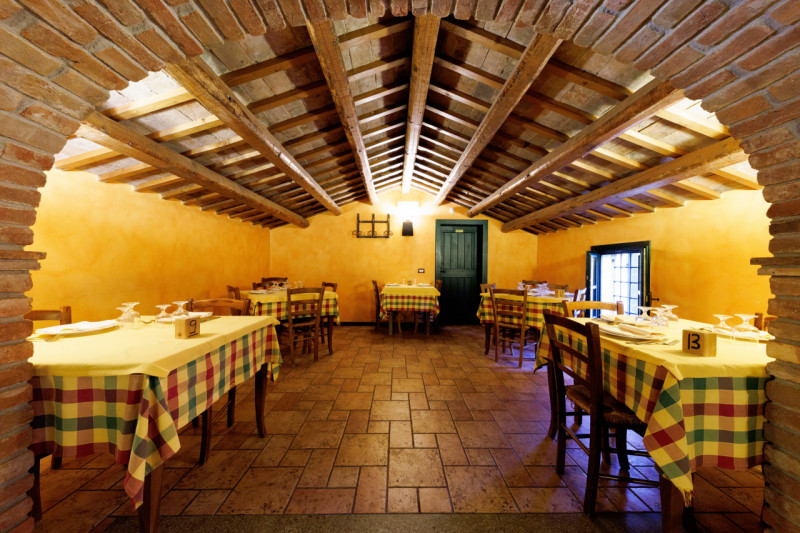 Proponiamo in vendita a Baone, in un bellissimo contesto verdeggiante, suggestivo rustico attualm...