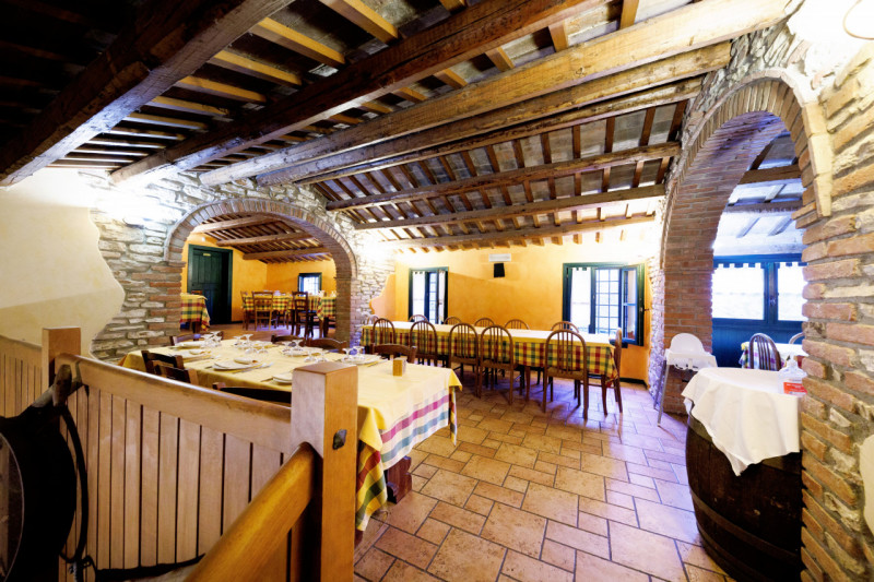 Proponiamo in vendita a Baone, in un bellissimo contesto verdeggiante, suggestivo rustico attualm...