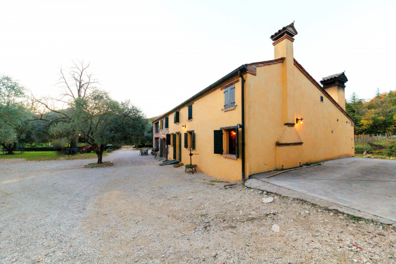 Proponiamo in vendita a Baone, in un bellissimo contesto verdeggiante, suggestivo rustico attualm...