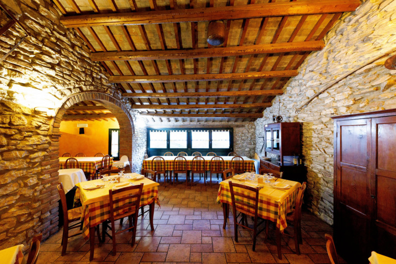 Proponiamo in vendita a Baone, in un bellissimo contesto verdeggiante, suggestivo rustico attualm...