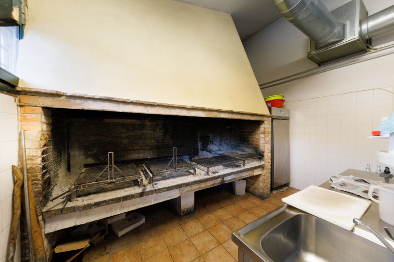 Proponiamo in vendita a Baone, in un bellissimo contesto verdeggiante, suggestivo rustico attualm...