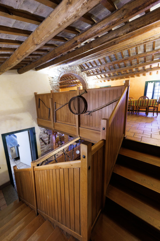 Proponiamo in vendita a Baone, in un bellissimo contesto verdeggiante, suggestivo rustico attualm...