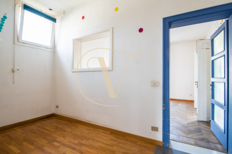 Nel raffinato contesto di via Carducci, a pochi passi dall'incantevole Prato della Valle, ti atte...