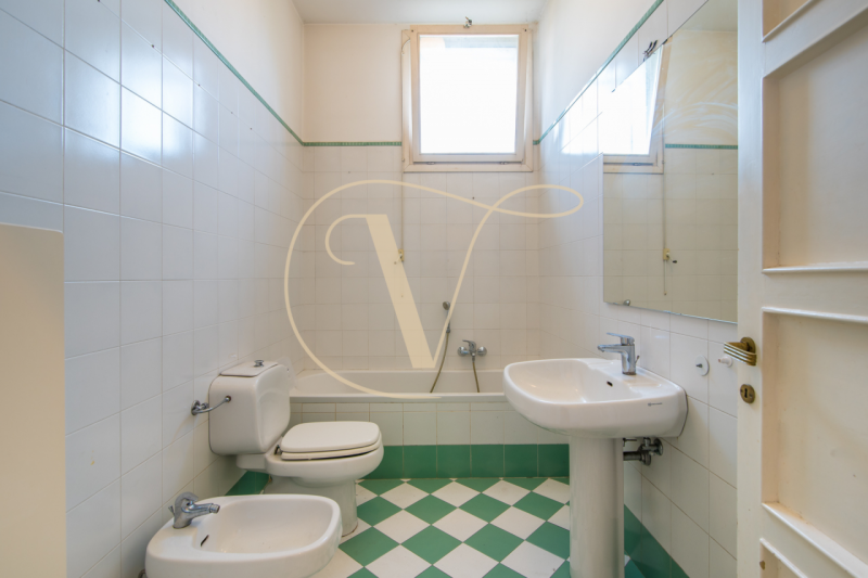 Nel raffinato contesto di via Carducci, a pochi passi dall'incantevole Prato della Valle, ti atte...